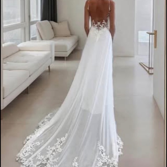 Never Worn Wedding Dress - Picture 1 of 3